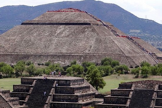 Теотиуакан и Пирамида Солнца в Мексике - детальная элемента